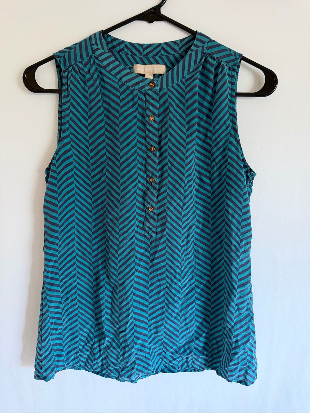 Banana Republic Sleeveless Silk Top Blouse Size XS Chevron Pattern Button